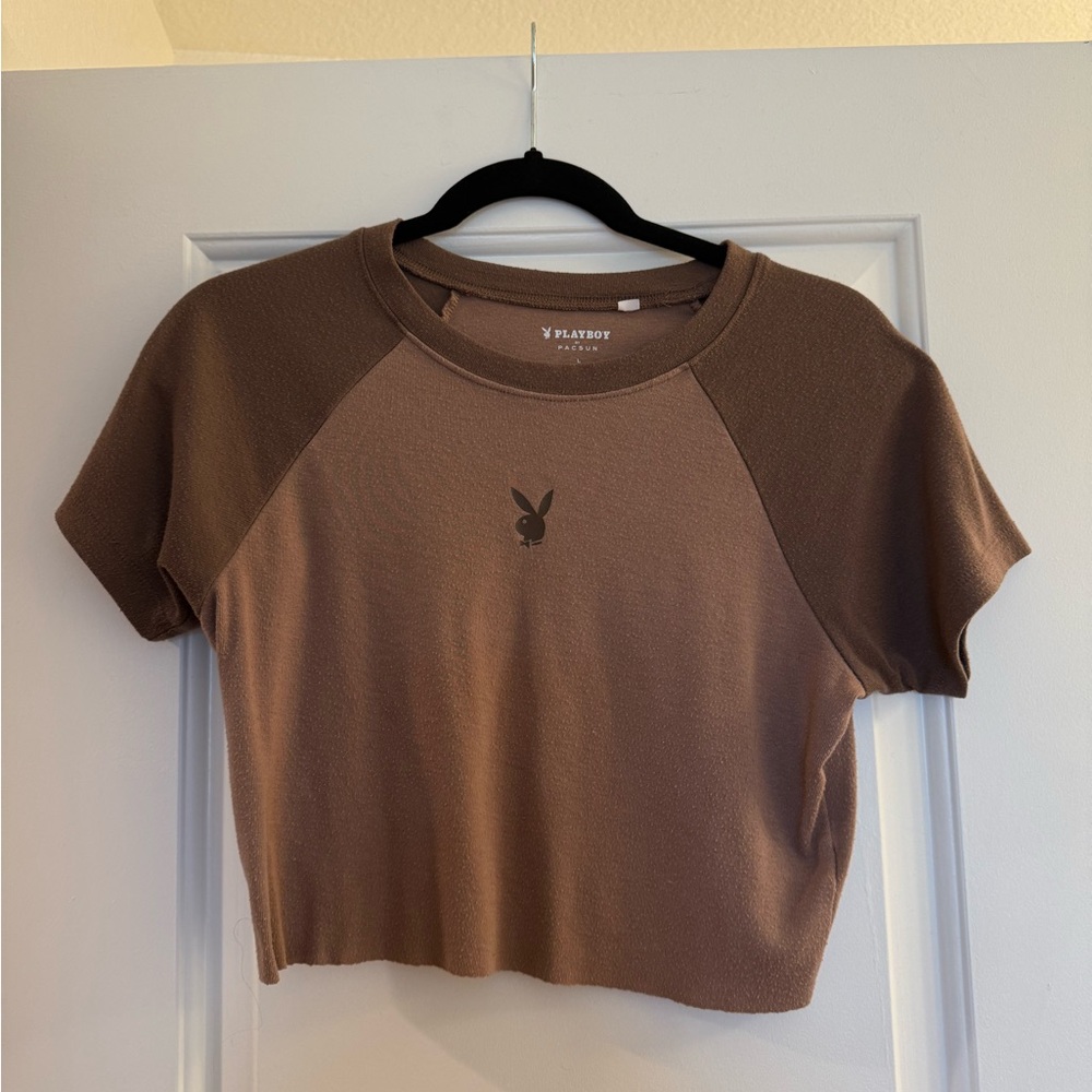 PLAYBOY Raglan Crop Tee in Tan and Brown